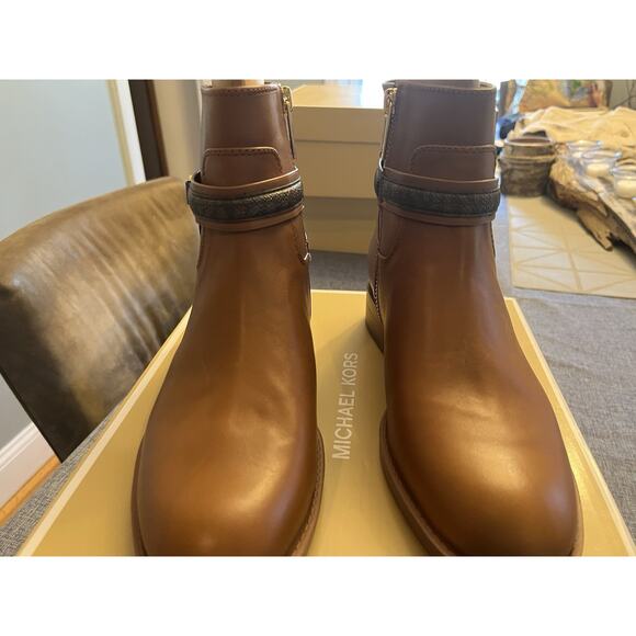 MICHAEL KORS “MINDY” FLAT LEATHER BOOT W SIGNATURE LOGO COGNAC SZ 6 MSRP$398 - Picture 5 of 10